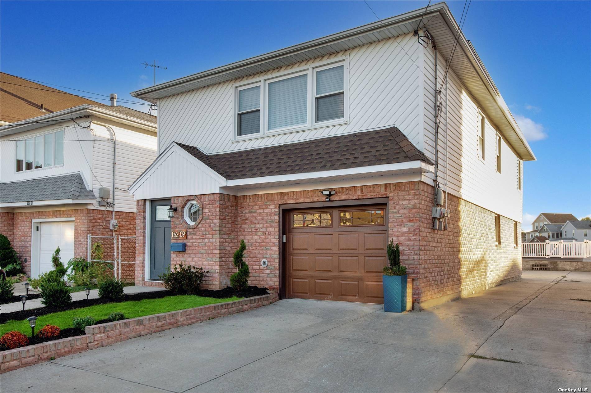 PRICE REDUCTION ! ! ! ! MAGNIFICIENT 4 5 BEDROOM HIGH RANCH POSSIBLE ACCESSORY UNIT WITH PERMIT.