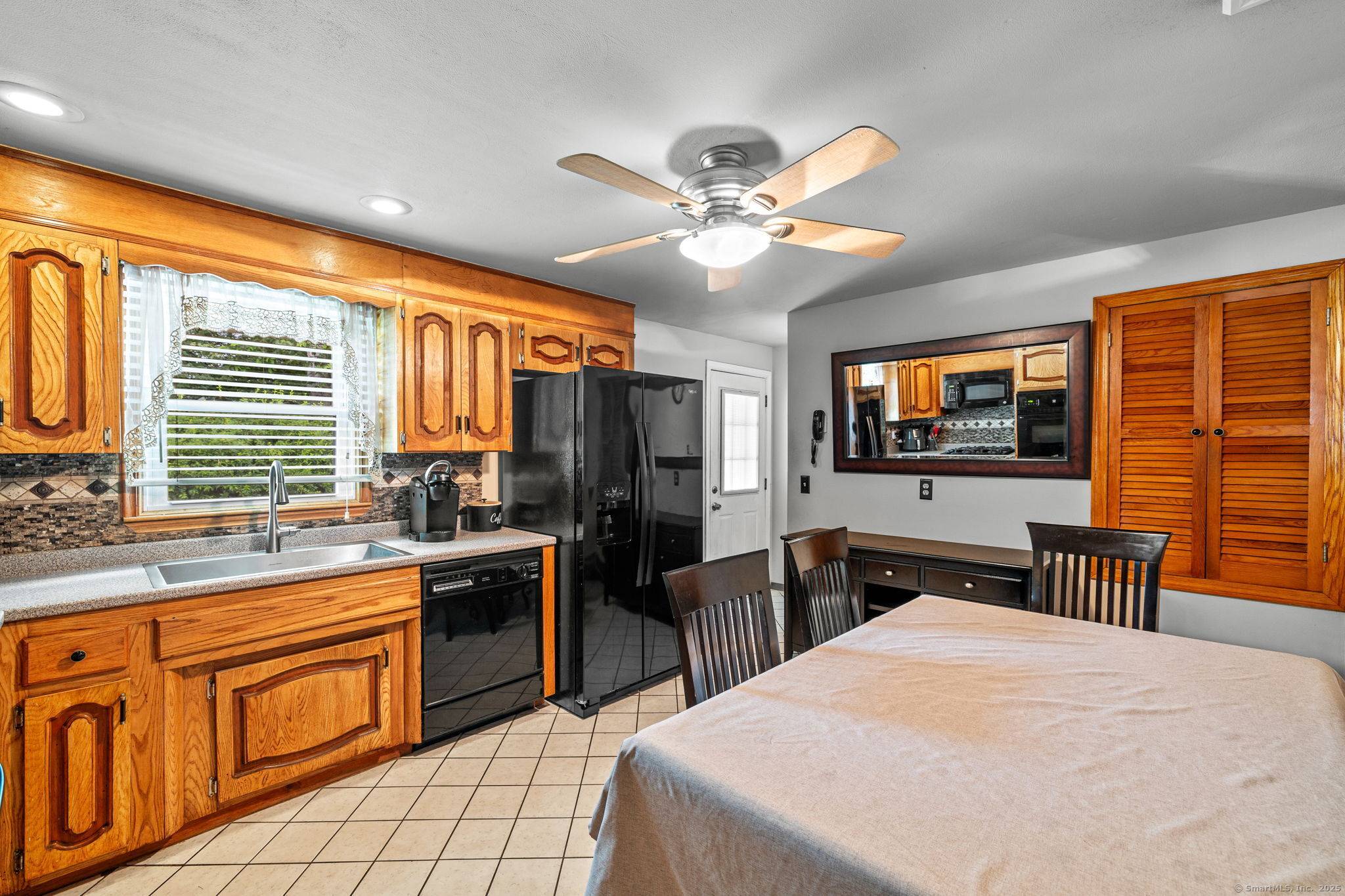 Welcome to this charming 3 bedroom, 2 full bath ranch in Stratford, CT, offering comfort, convenience, and plenty of space to grow.