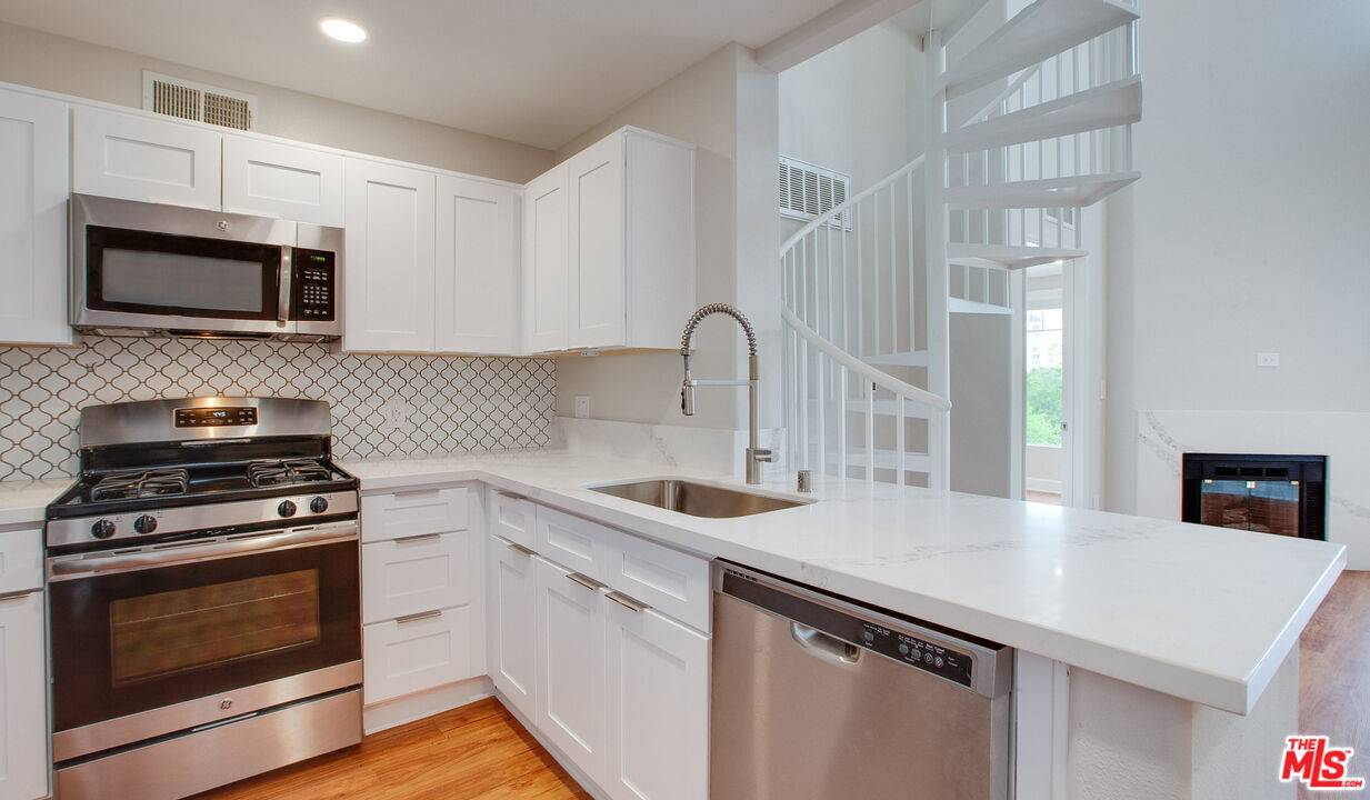 5551 W 6th St 2BR Hancock Park La
