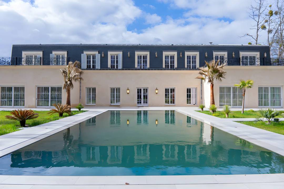 The Lily's Shine: Prestige Residence at the Gates of Paris