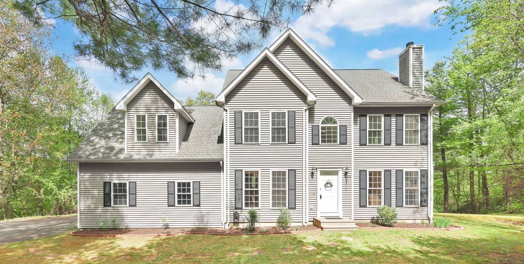 Beautiful Gem in the heart of highly desirable neighborhood of Burlington !