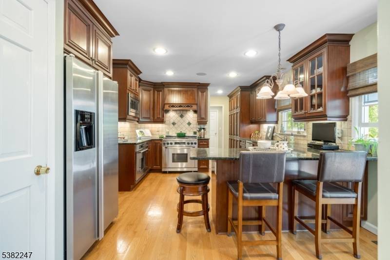 BEAUTIFUL COLONIAL ON CUL DE SAC WITH AMAZING HILLTOP VIEWS IN DESIRABLE MURRAY HILL SECTION OF NEW PROVIDENCE !
