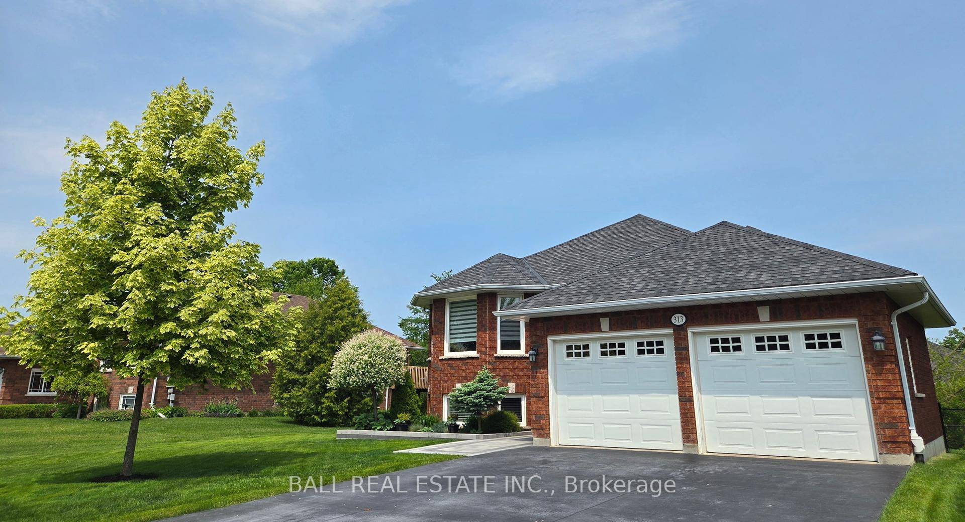 Welcome to 313 Woodward Avenue, this beautifully maintained 4 bedroom, 3 bathroom bungalow located in one of Peterborough's most sought after north end quiet neighbourhoods.