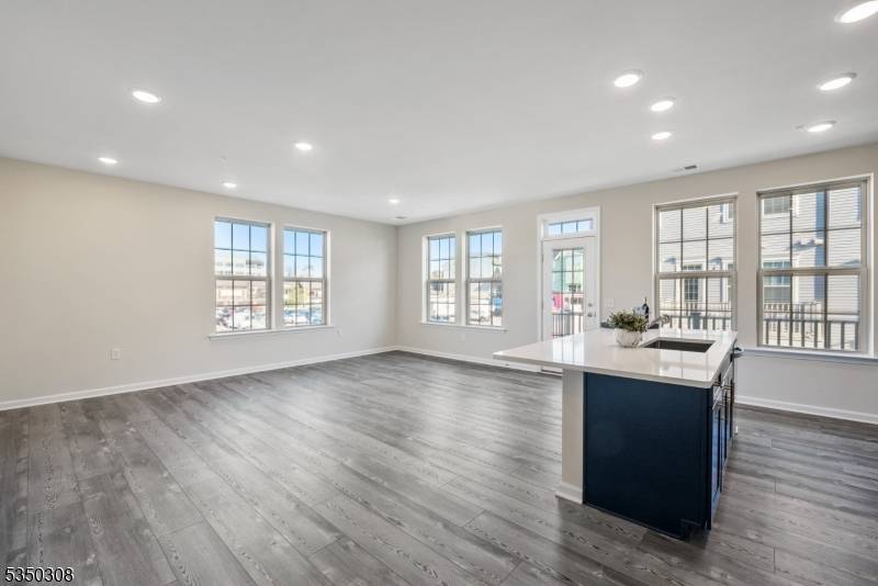 Luxury Townhouse Prime Location !