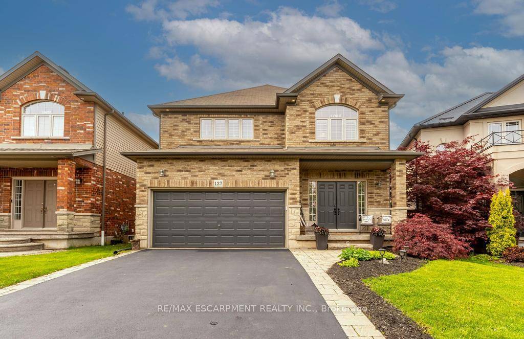 Welcome to 127 Garinger Crescent !