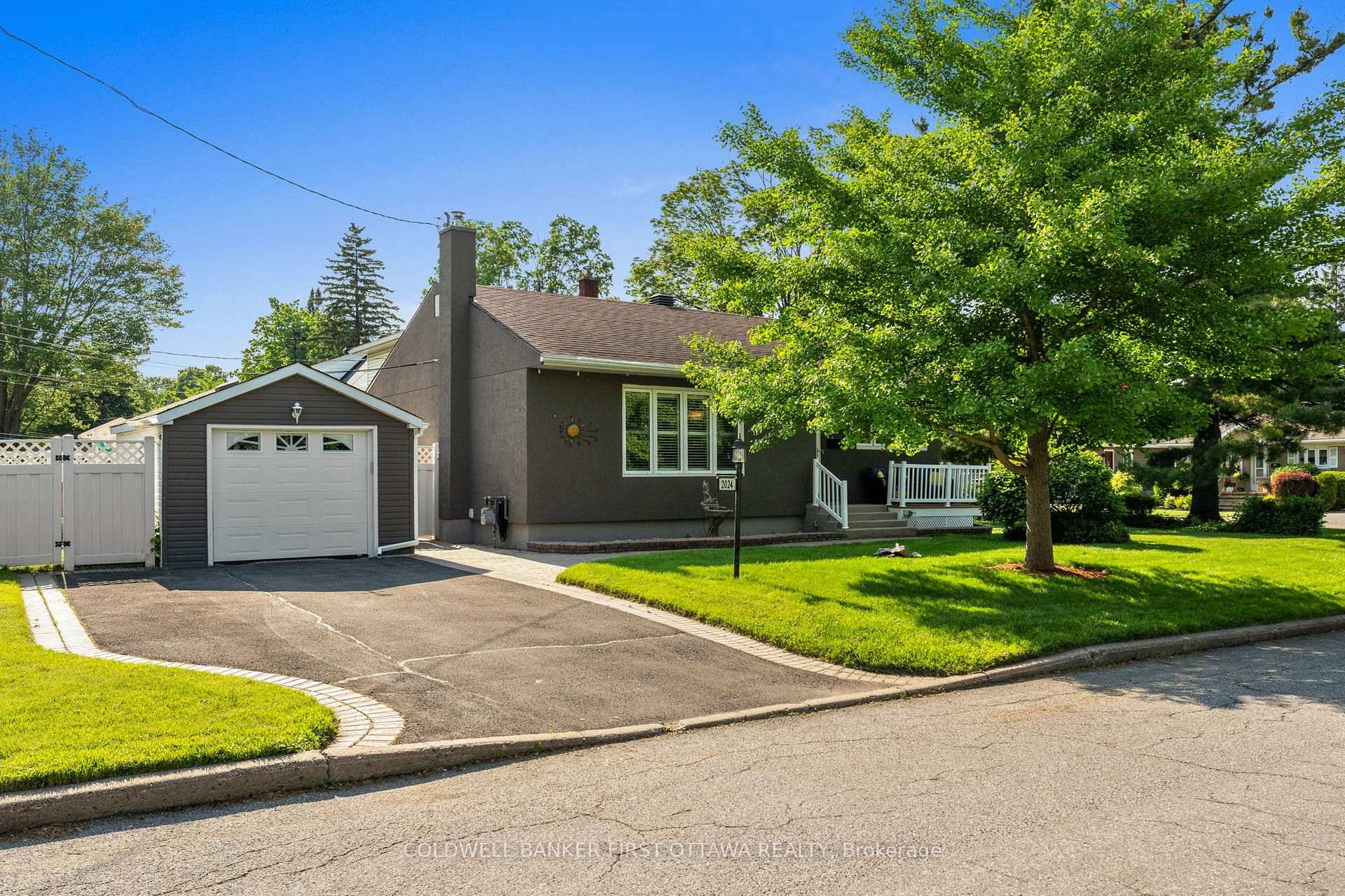 Welcome to this lovingly maintained bungalow in Elmvale Acres !