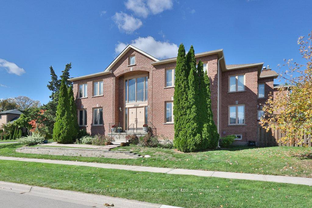 Spacious family home in desirable Clearview !