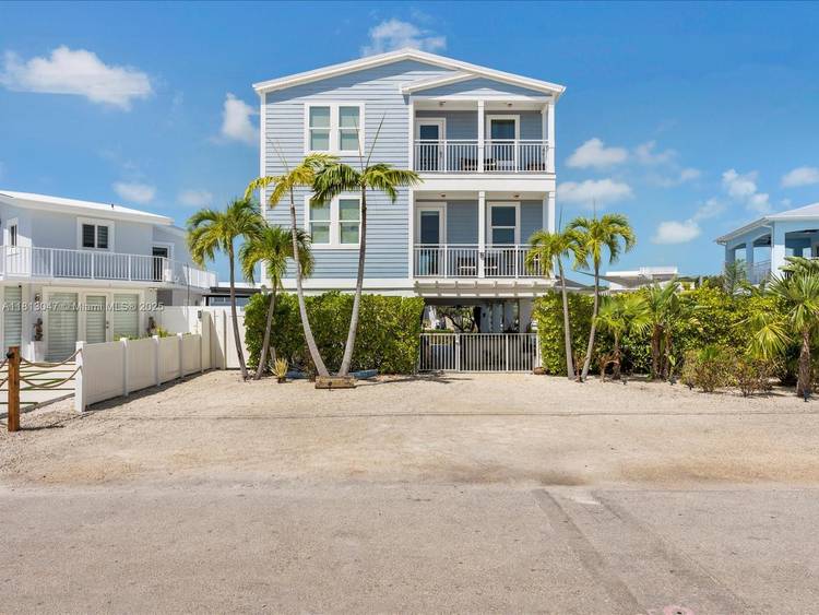 Turn key tropical luxury in Key Largo !