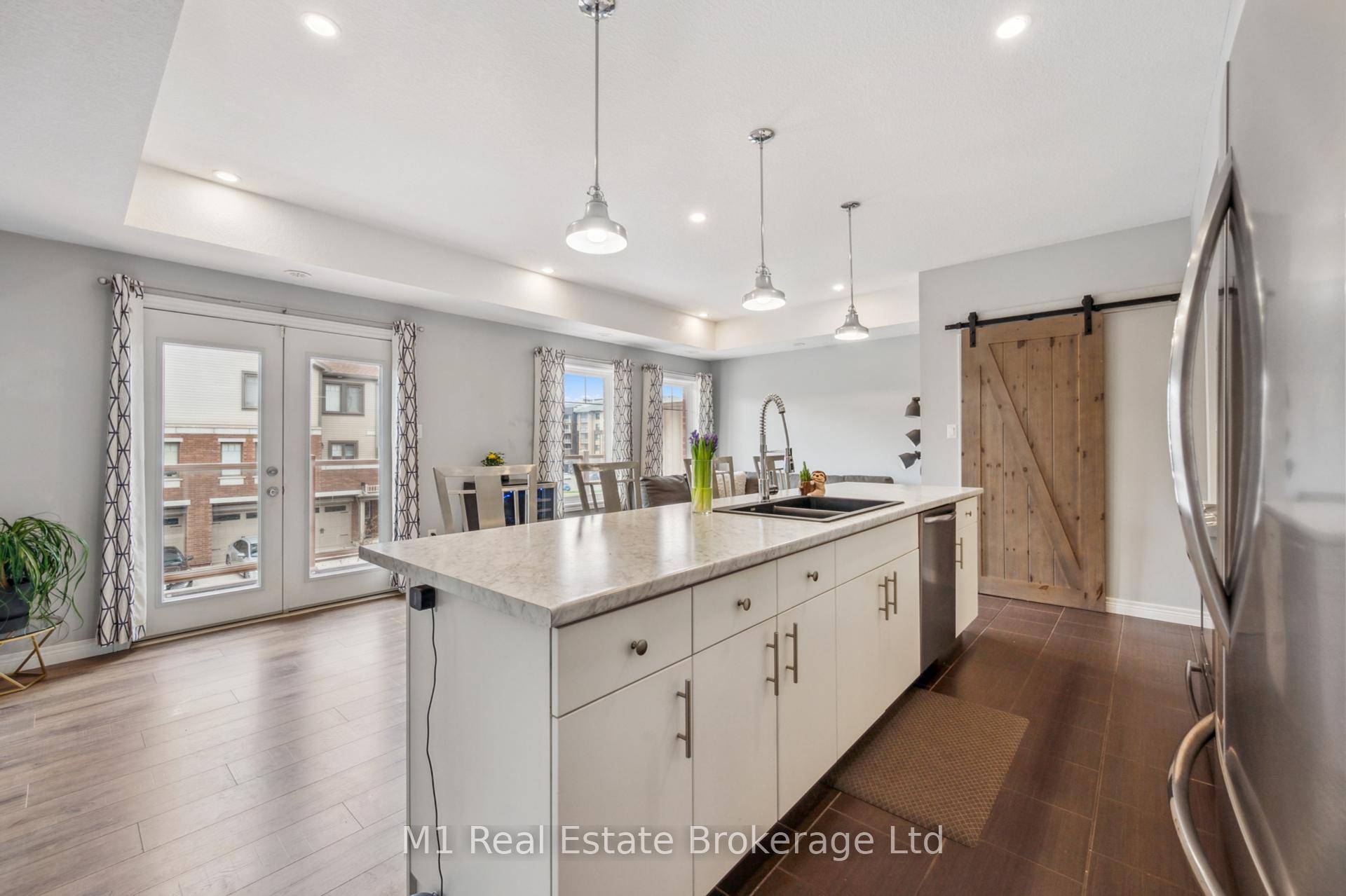 Stylish 2 Bedroom, 1. 5 Bathroom Townhome with Rooftop Terrace in South Guelph.