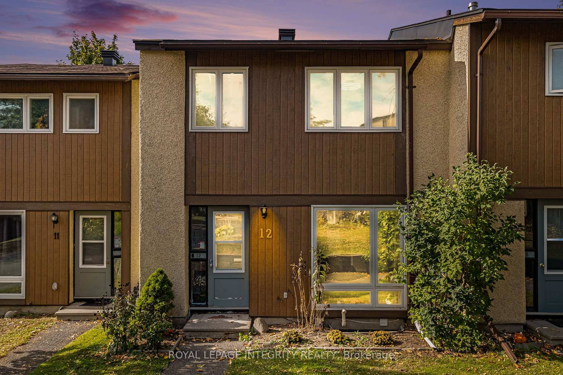 Amazing opportunity to own a 5 bedroom townhouse with no rear neighbours !