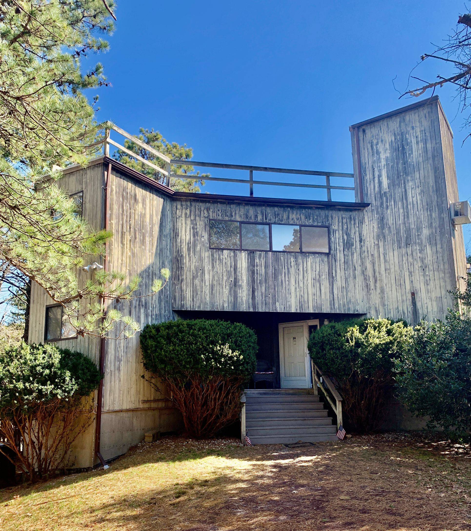 Spacious 4 Bed Home With Separate Studio in Lower Level.