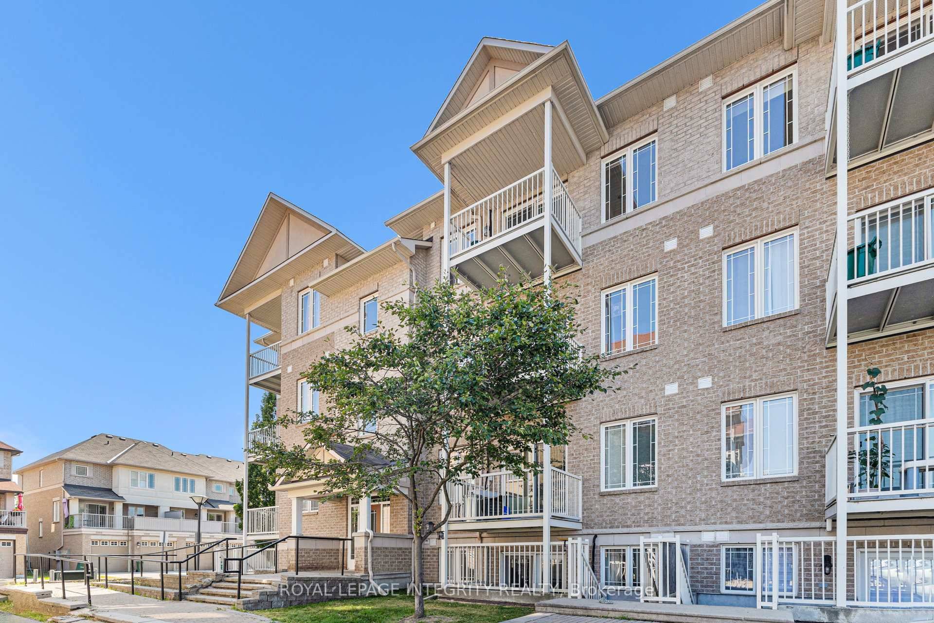 RARELY OFFERED CENTREPOINTE TOP FLOOR GEM !