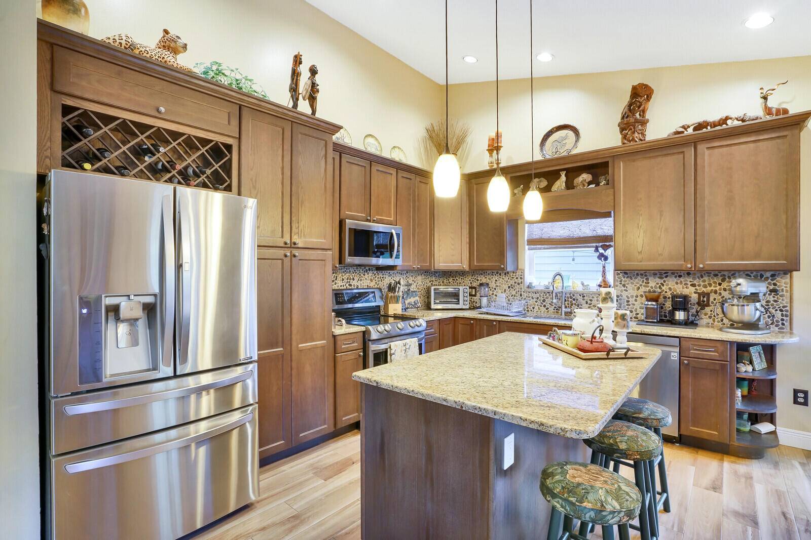 PET FRIENDLY AVAILABLE ANNUAL AT 4500 MONTH SEASONAL 5500 month This fully funished single family home with 2 Bedrooms, 2 Baths plus office in Tree Tops has been updated and ...