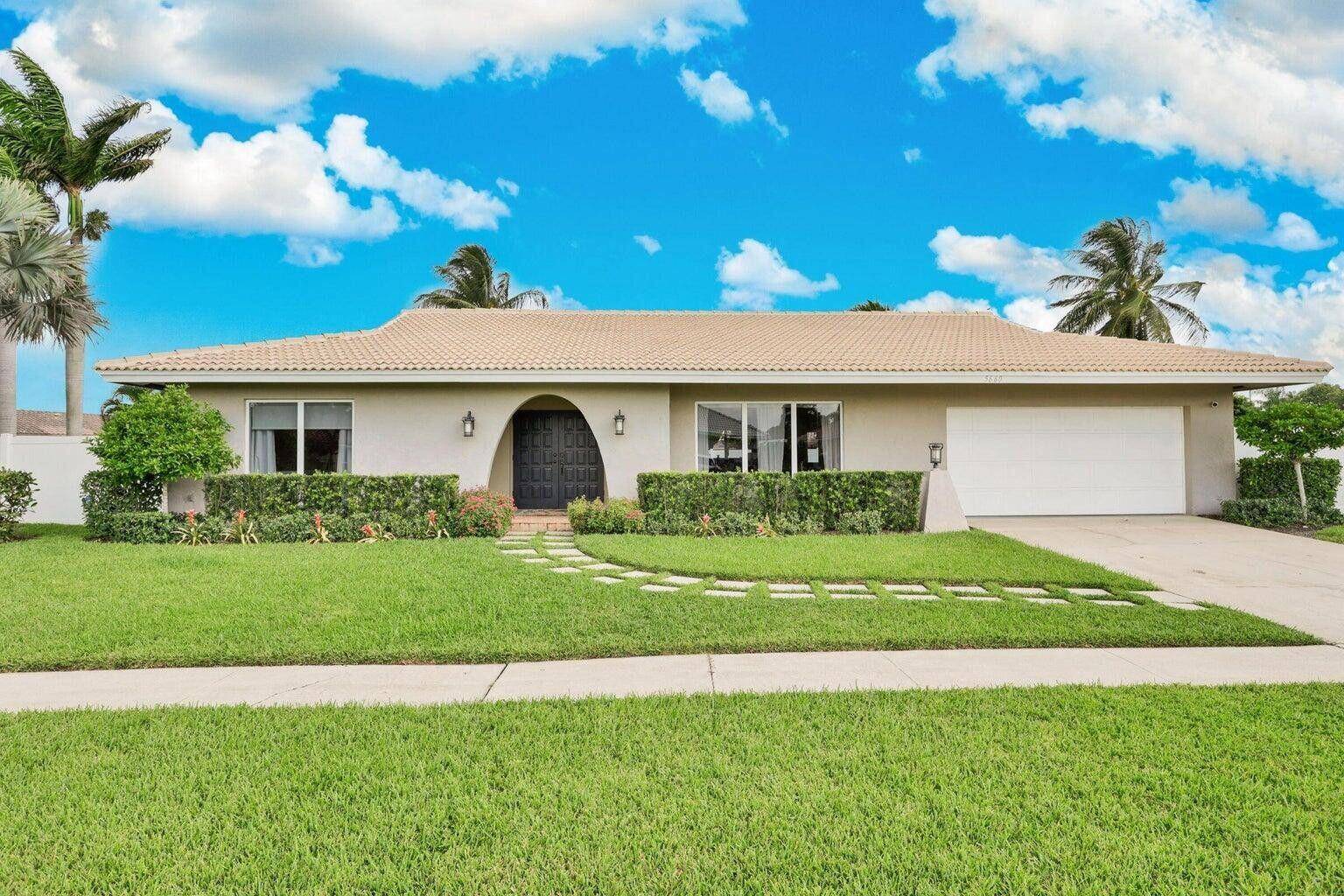 Beautiful Resort Style 4 bedroom pool home in Boca Raton !