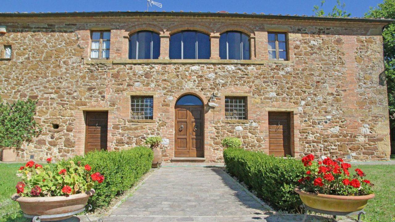 Real estate complex for sale with villa, guest house, land of 3,5 he with olive grove and garden near Siena. Real estate Siena.