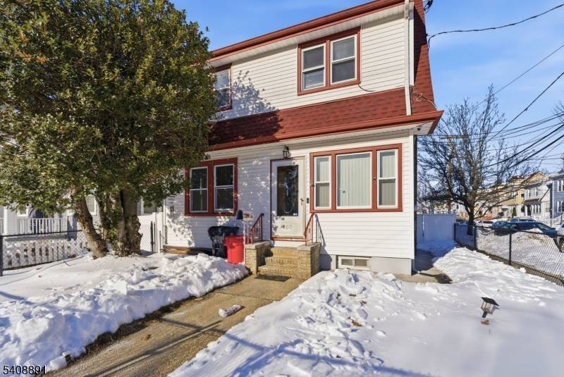 Welcome to this beautifully maintained single family home, centrally located in the desirable North Newark neighborhood.