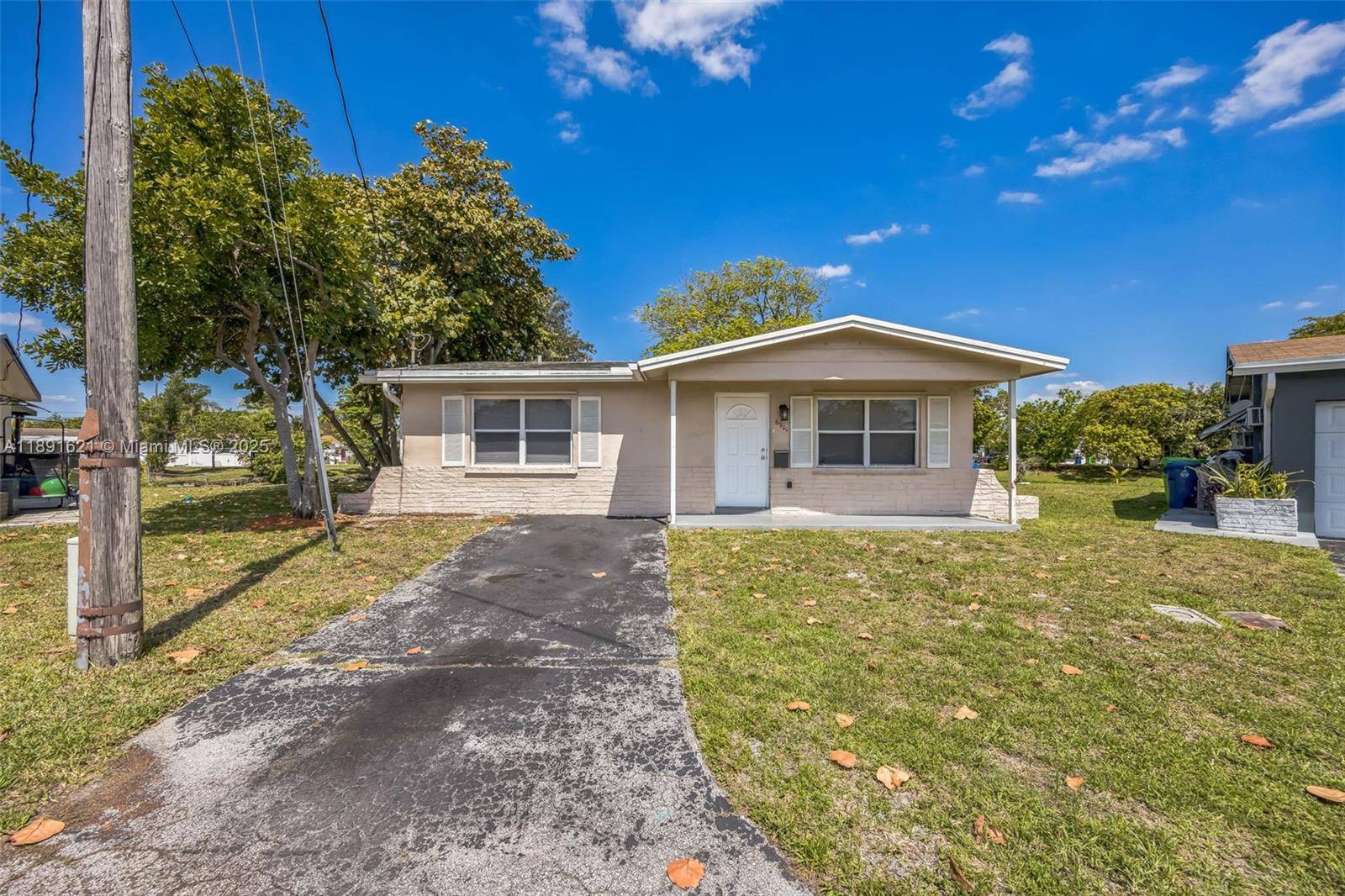 Charming Ranch Style Home in Prime Waterfront Location !