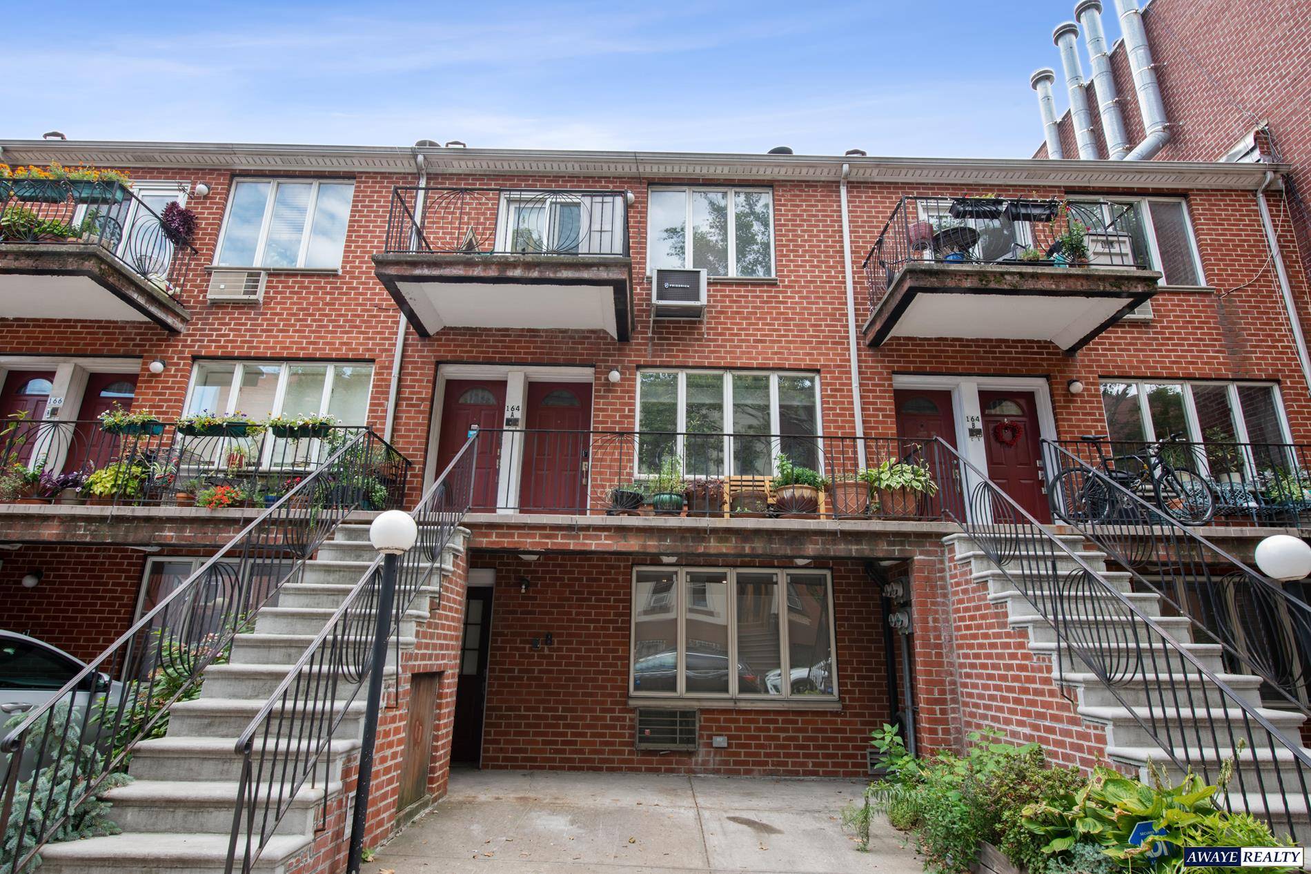 Carroll Gardens 1600 sq. ft Duplex Brand new gut renovation Private Parking amp ; Garden 3 Bedrooms amp ; 3 Full Bathrooms Washer Dryer Pet friendly.