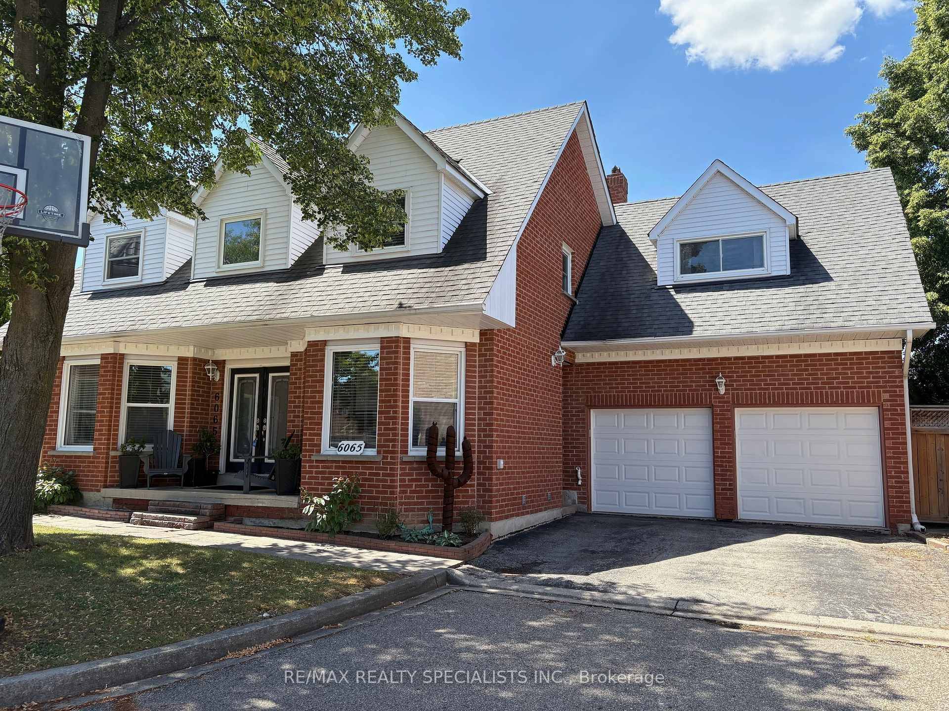 Beautiful Family Home on a Quiet Lisgar Cul de Sac.