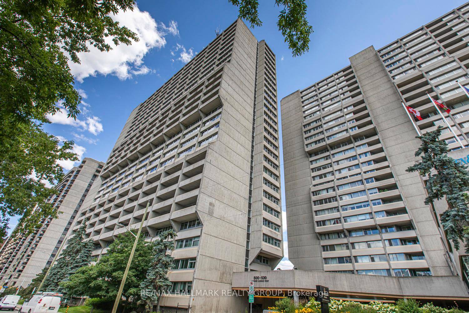 Discover the best of downtown living in this rare 3 bedroom, 3 bathroom condo at Queen Elizabeth Towers, 500 Laurier Avenue West.