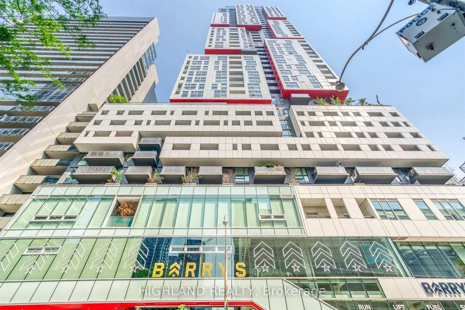 Picasso Condo Located In The Heart Of Entertainment amp ; Finance District.