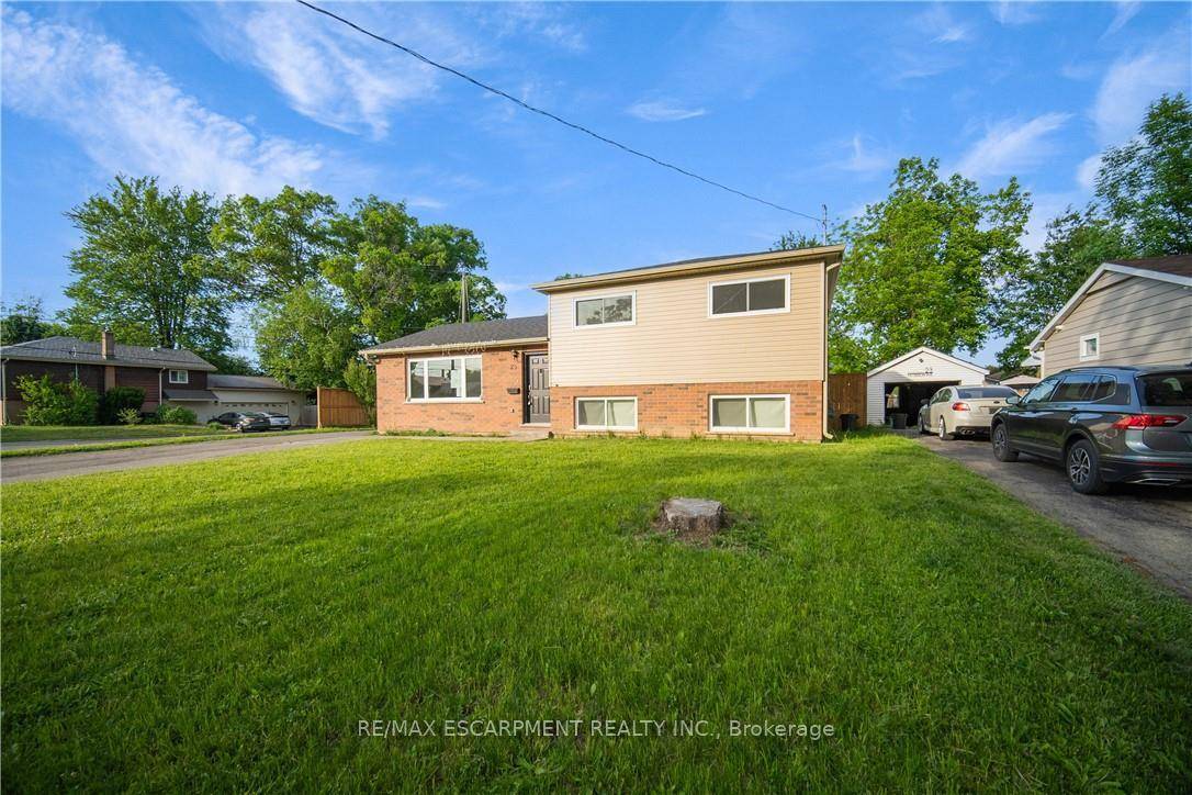 Stunning Fully Renovated Side Split in a Desirable Family Friendly Neighbourhood !