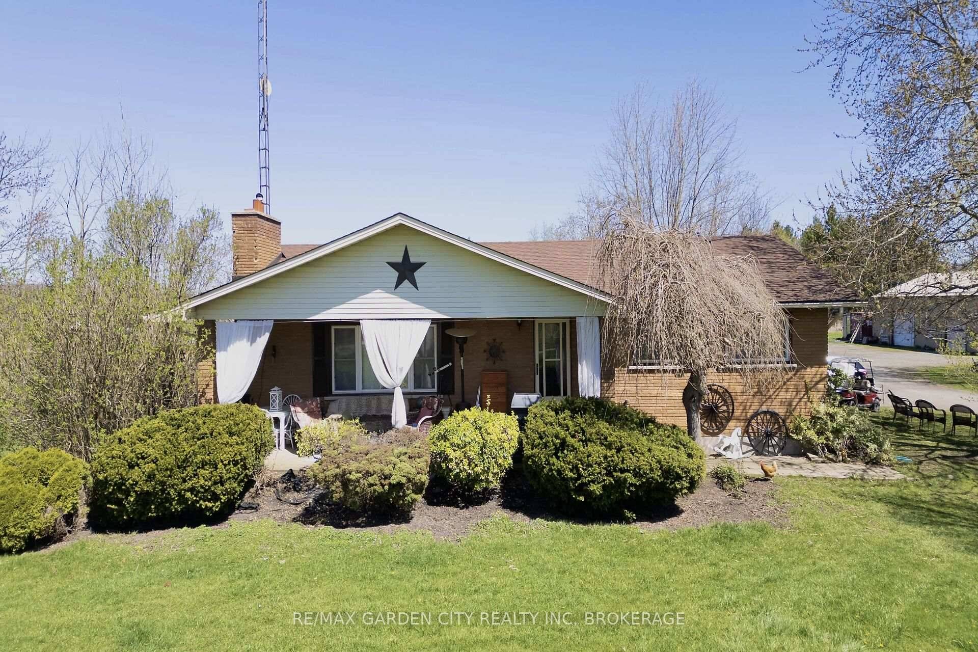 Peaceful country lifestyle minutes from the city !