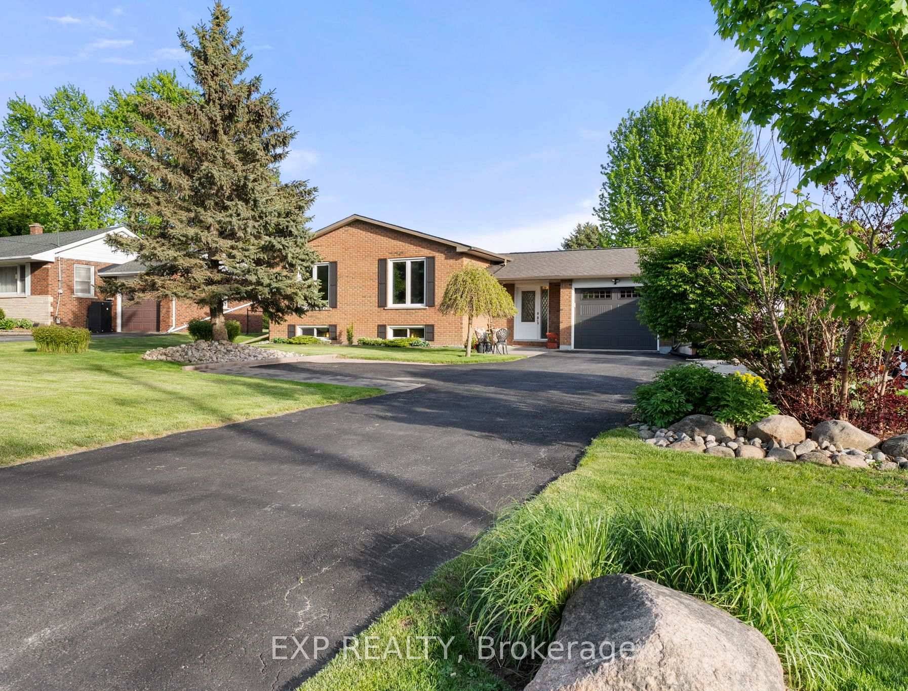 This Spotless, Updated And Well Maintained Bungalow Is Located In The Sought After Holland Landing And Set On A Manicured 70ft X 145ft Lot With Parking For 6 Vehicles !