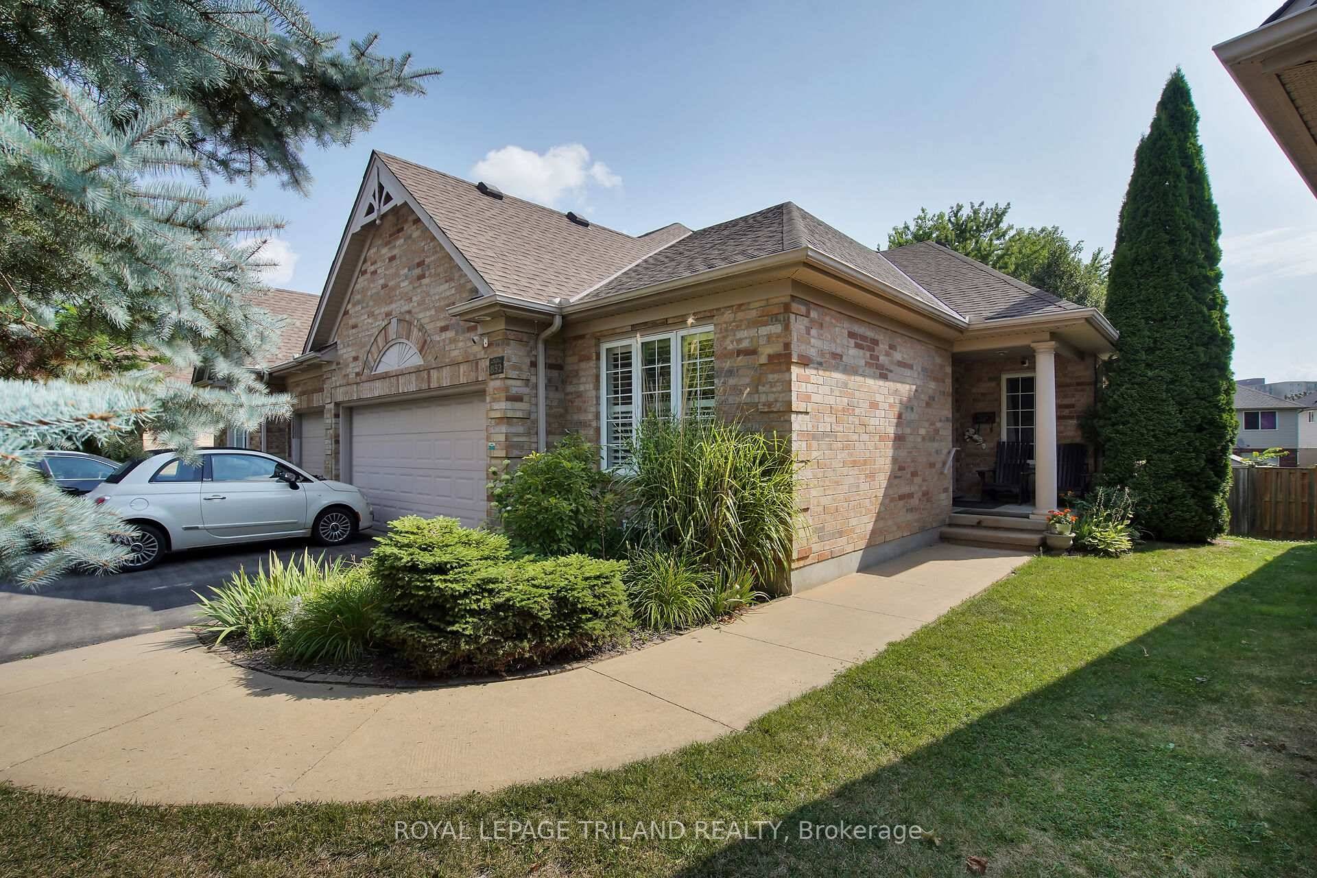 This beautifully maintained semi detached bungalow offers 2 2 bedrooms and 3.
