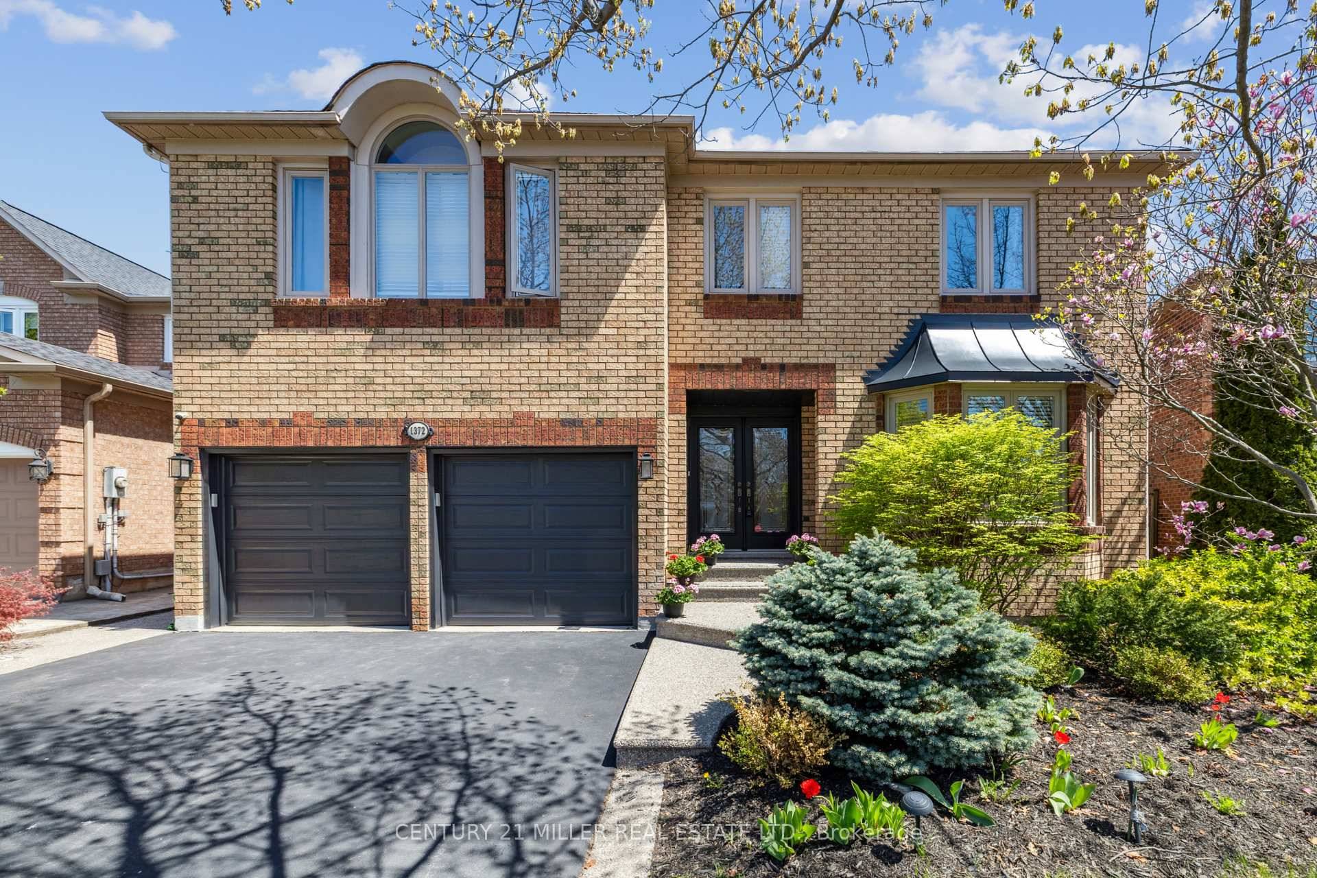 Welcome to this beautifully updated Oxford model in the heart of Glen Abbey, one of Oakvilles most desirable communities.
