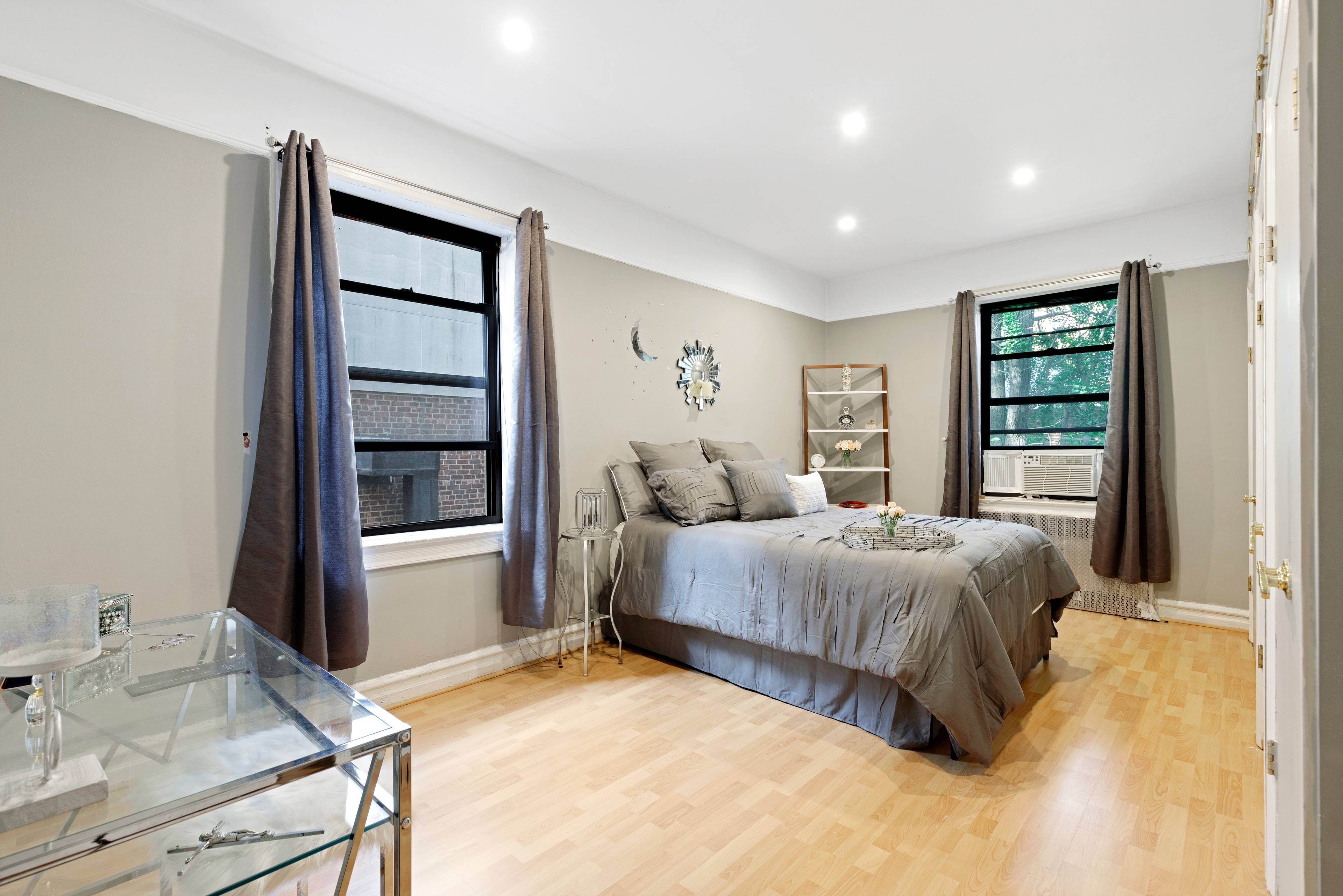 Welcome to Steven Hall, a pristine Pre War Cooperative located in the heart of the Landmark District.