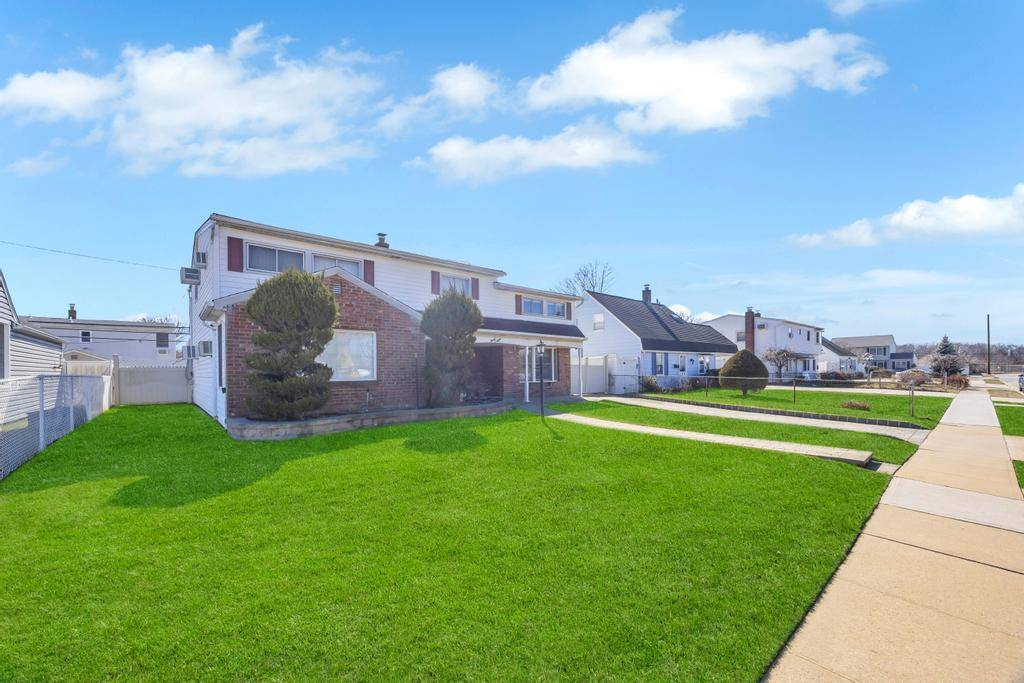 Spacious 6 Bedroom Colonial in Prime Levittown Location 2, 364 Sq Ft at 355 Sq Ft Discover this unique and expansive 2, 364 square foot Colonial home, offering 6 oversized ...