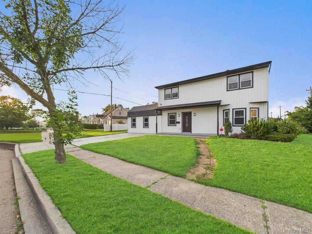 Stunning Fully Renovated 5 Bedroom Home in Levittown !