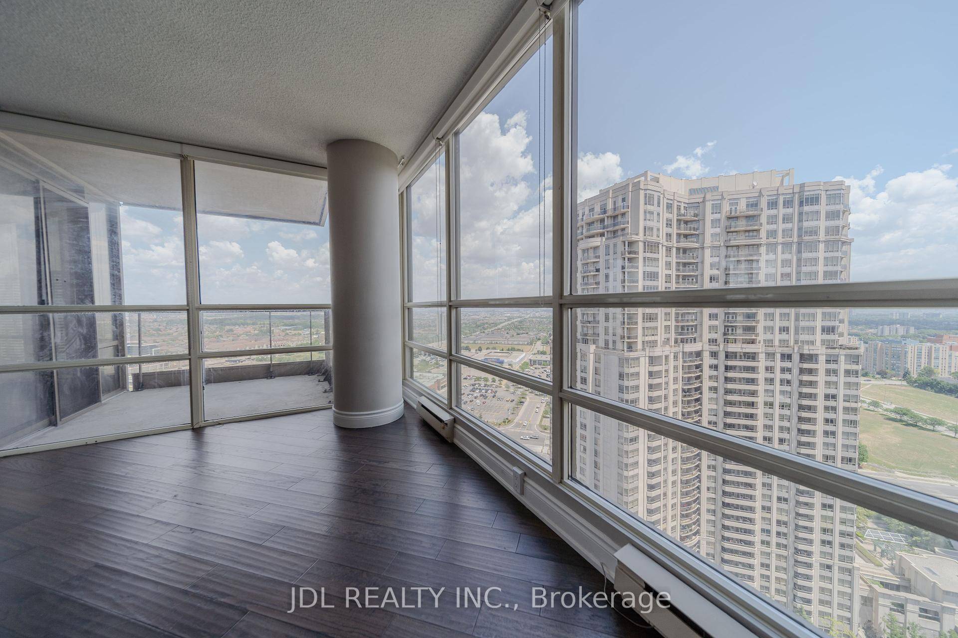 Prime Location ! Luxury Corner Suite at Skymark West in the Heart of Mississauga !
