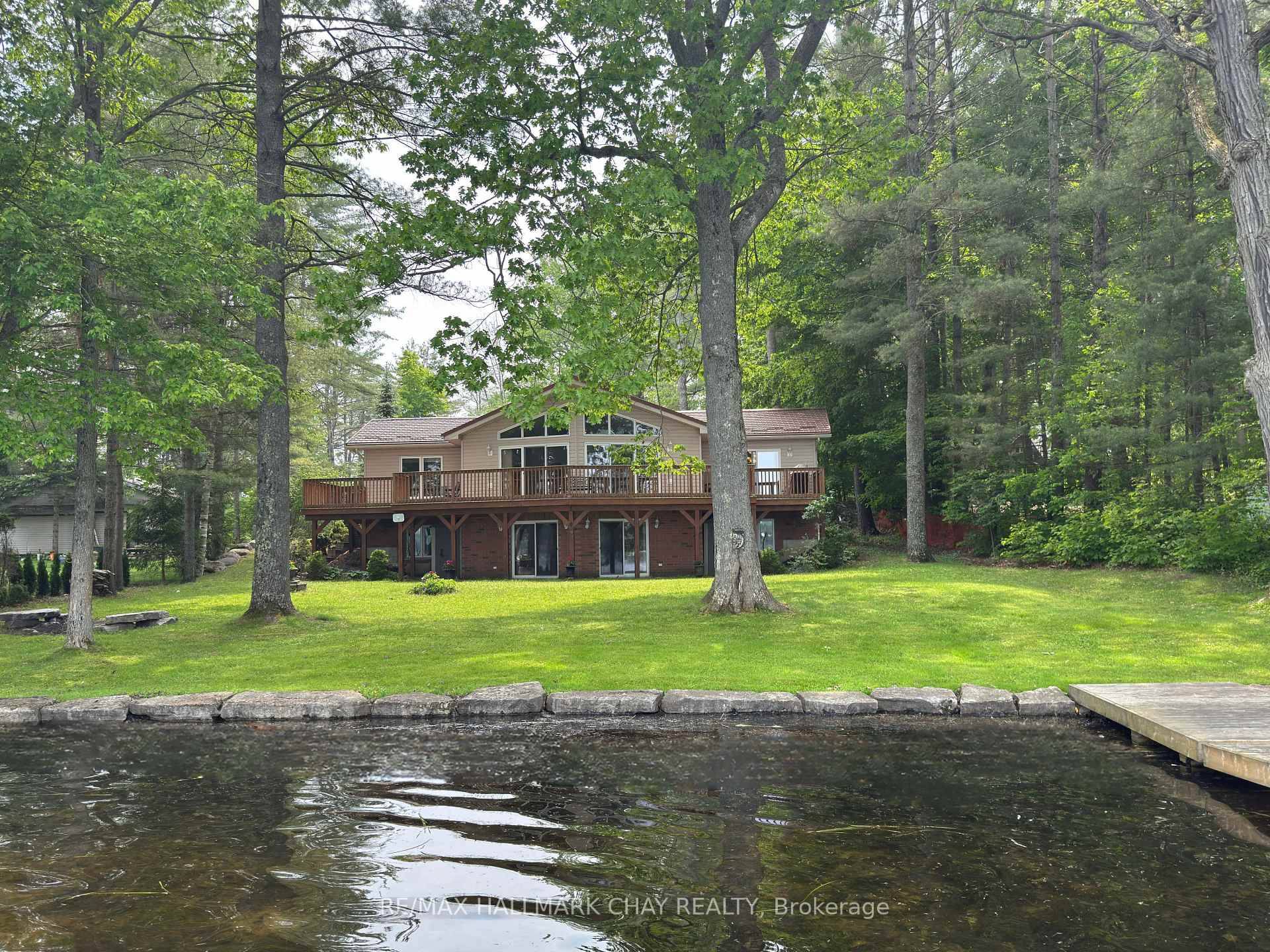 WELCOME TO YOUR YEAR ROUND RETREAT ON BEAUTIFUL SPARROW LAKE !