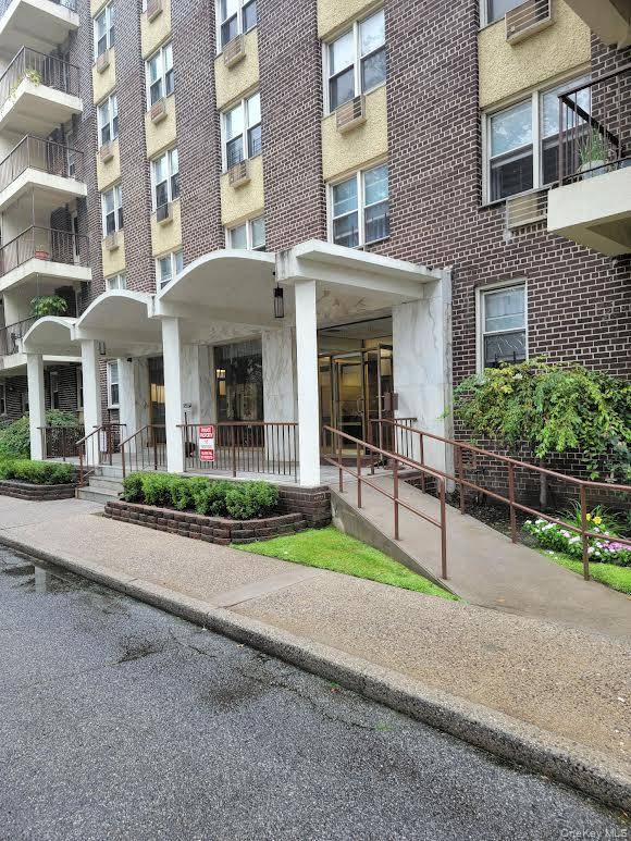 Huge one bedroom condo. hardwood floors, large balcony, outside parking space monthly 150 month.