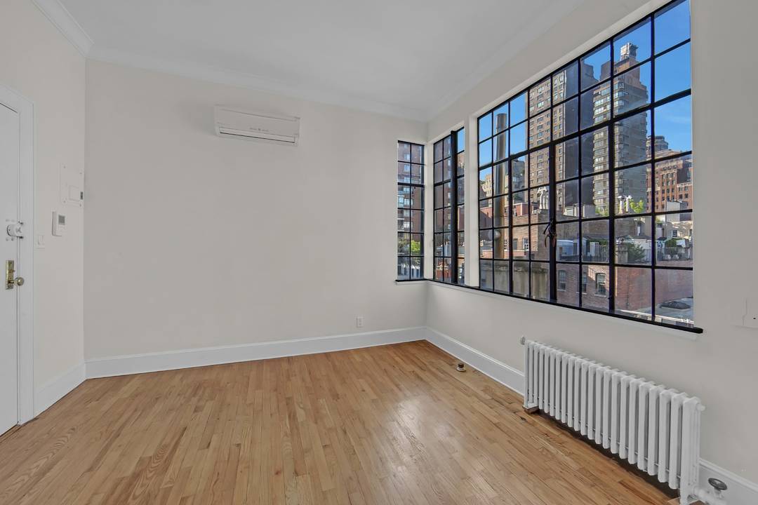 Penthouse Junior 1 bedroom with Roof Deck Access Lenox HillLocated within a beautifully maintained neo classic townhouse on one of Lenox Hills most desirable tree lined blocks, this penthouse junior ...