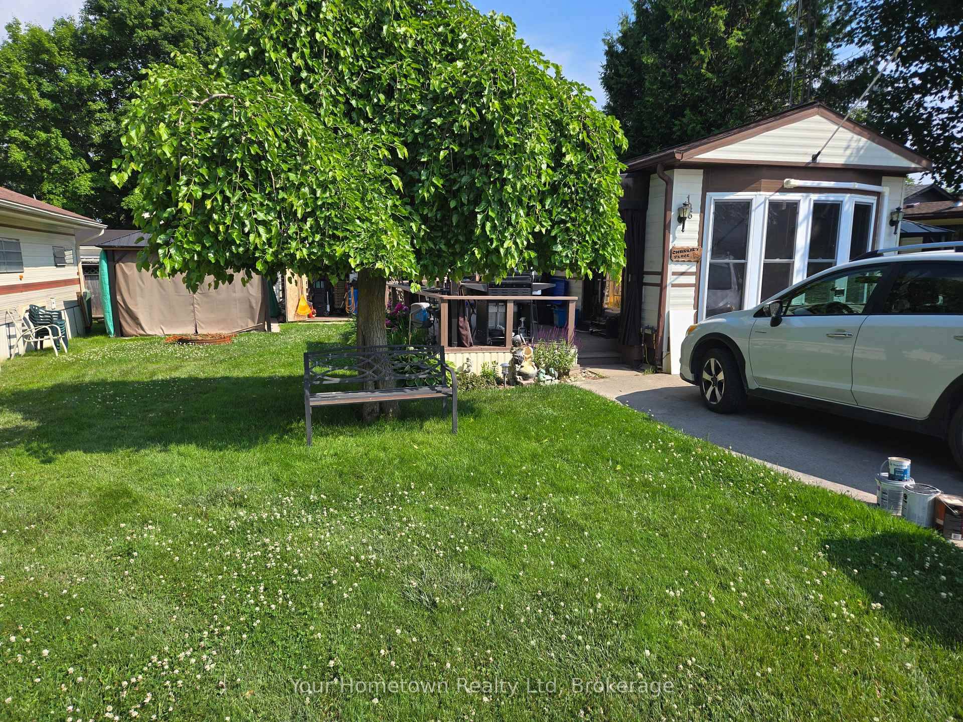 Welcome to this inviting trailer in Maple Leaf Acres Park.