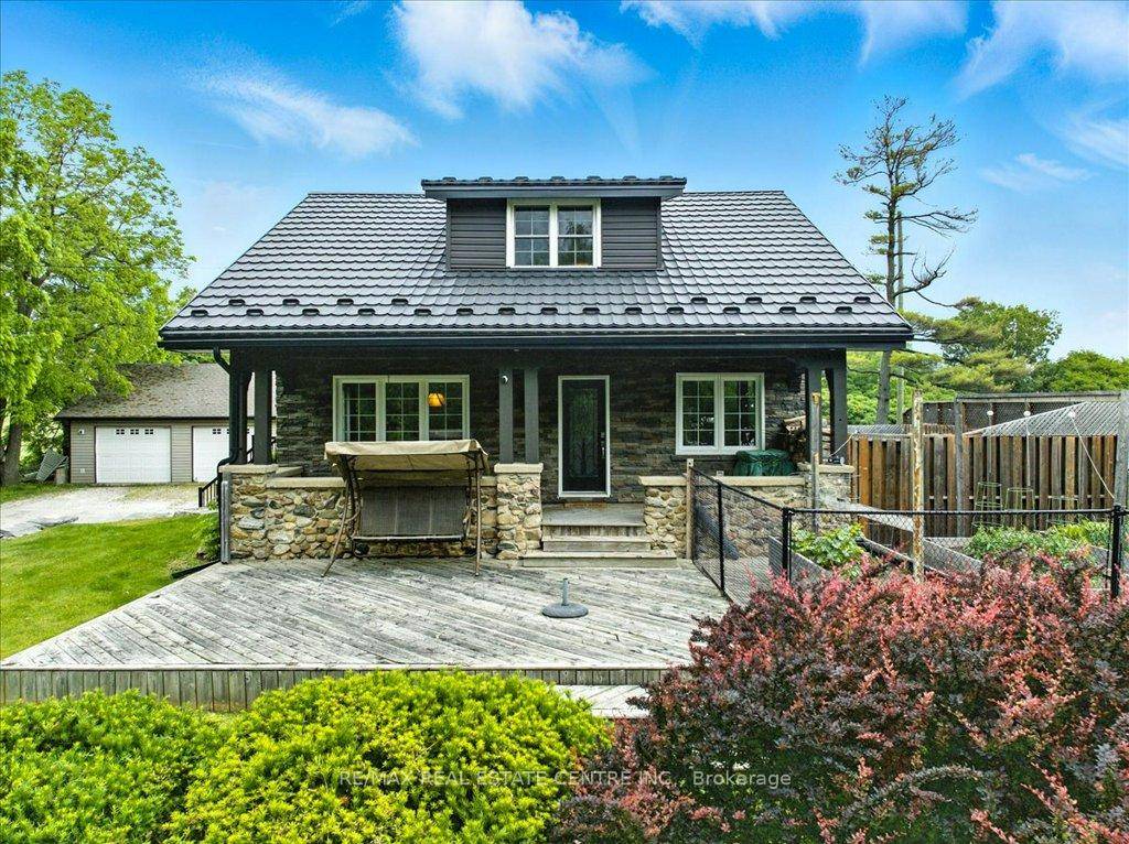 Cottage syle living just minutes from major urban centres !