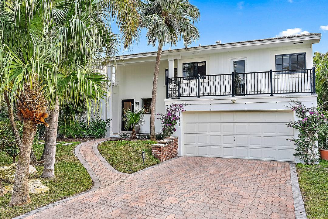 Beautiful 3 BR beach house on Singer Island close to shops and restaurants available this season !