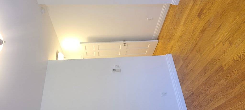 GORGEOUS 2 Bed 1 Bath unit in a very beautifully, well maintained Elevator building !