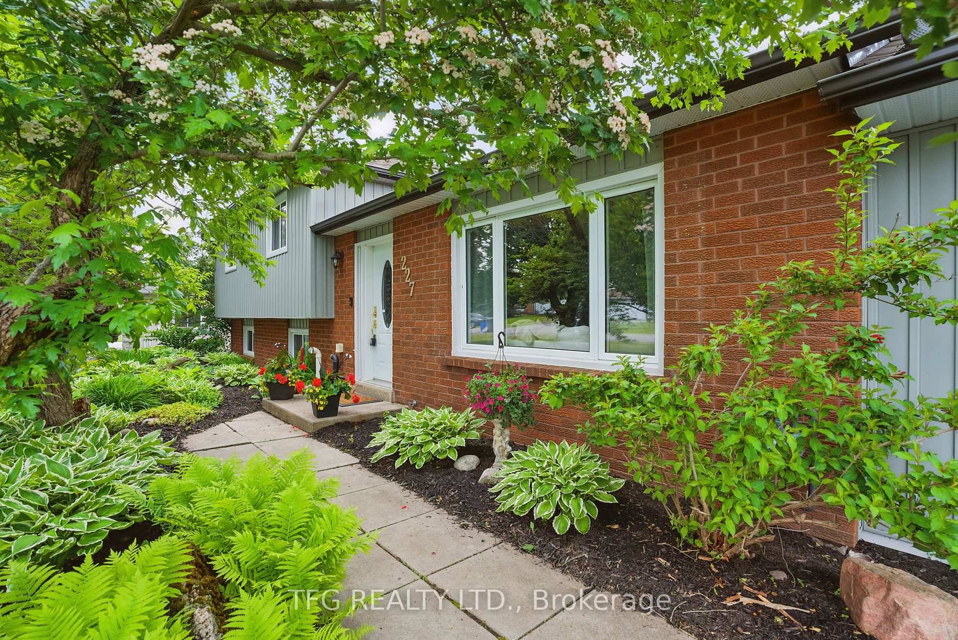 3Br 4 Level Sidesplit With Gorgeous Backyard Deck And Pool.
