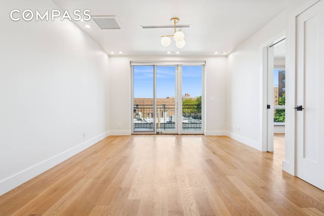 Nestled in a vibrant neighborhood, on the Boarder of Greenpoint amp ; Williamsburg sits this 1 Bed Condo.