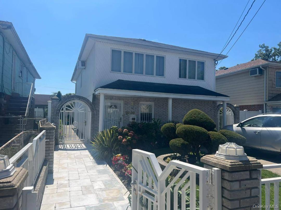 Lovely Hi Ranch, in Great location on the new side of Howard Beach.