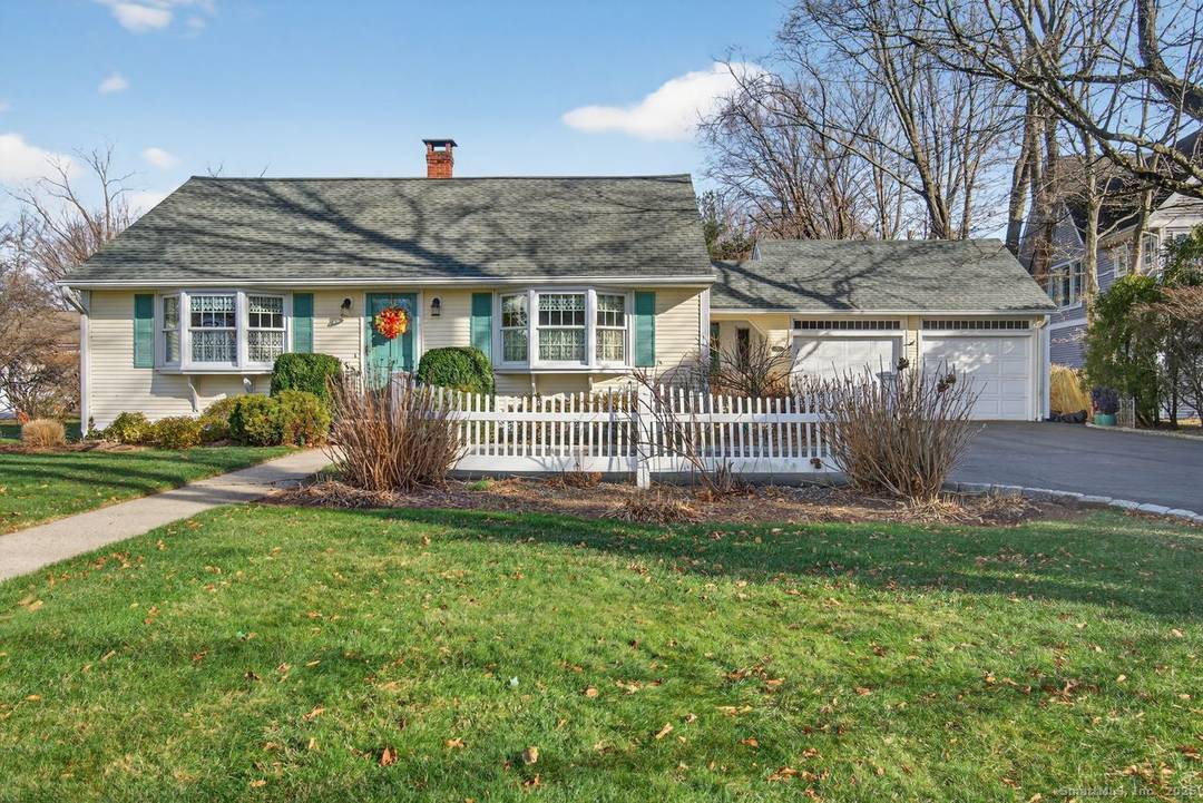 Welcome to this delightful 3 bedroom Cape Cod on historic State Street, just a short stroll from Guilford's beautiful town green, local shops, and restaurants.