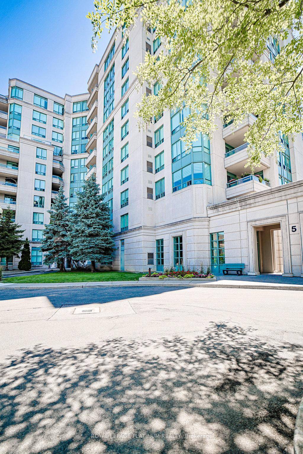 Spacious, well maintained, and move in ready, prime location 1 bedroom condo within walking distance to grocery stores, parks, and minutes to T.