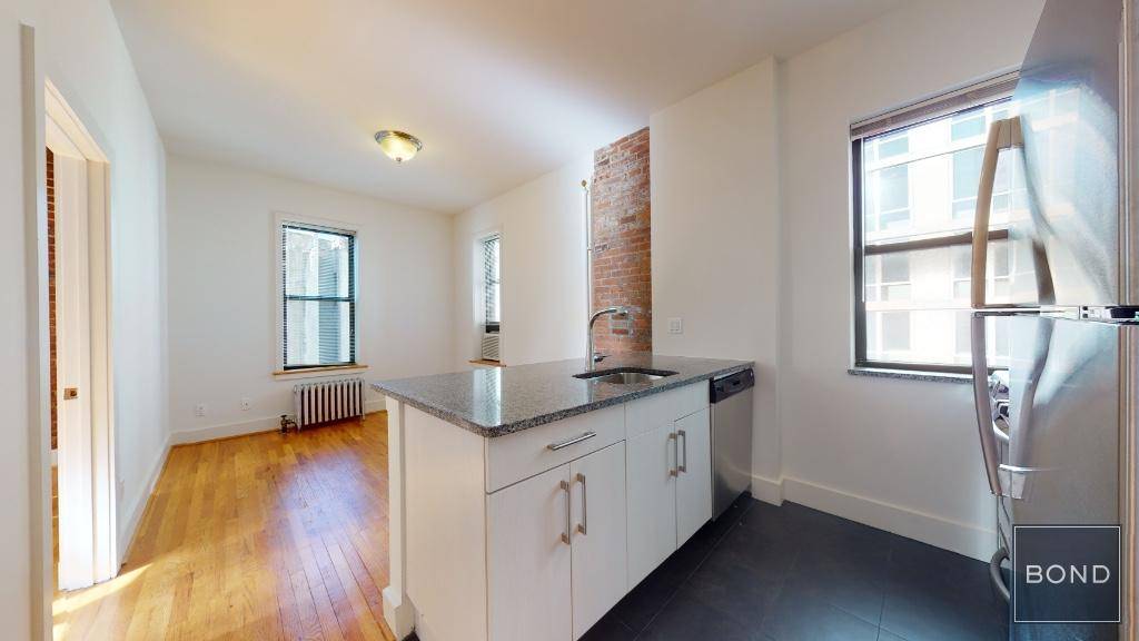 Large 3 bedroom in great UES location !