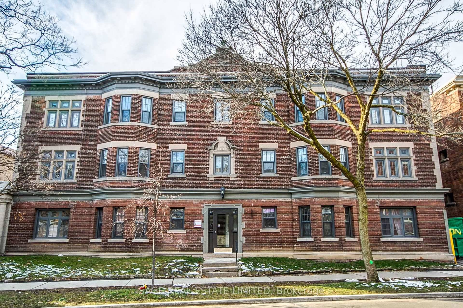 Charming and freshly renovated 3rd floor two bedroom suite in the heart Of Deer Park !