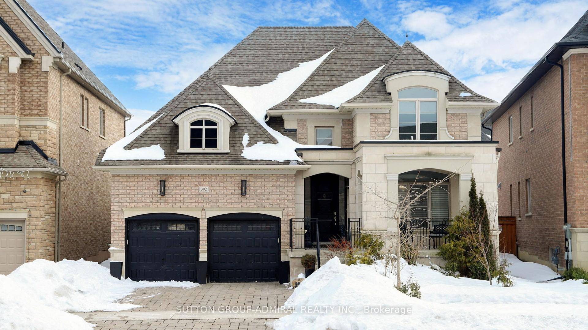 Welcome to 392 Woodgate Pines Drive, a masterpiece of luxury and sophistication offering 3 2 bedrooms and 4 bathrooms in Kleinburg !