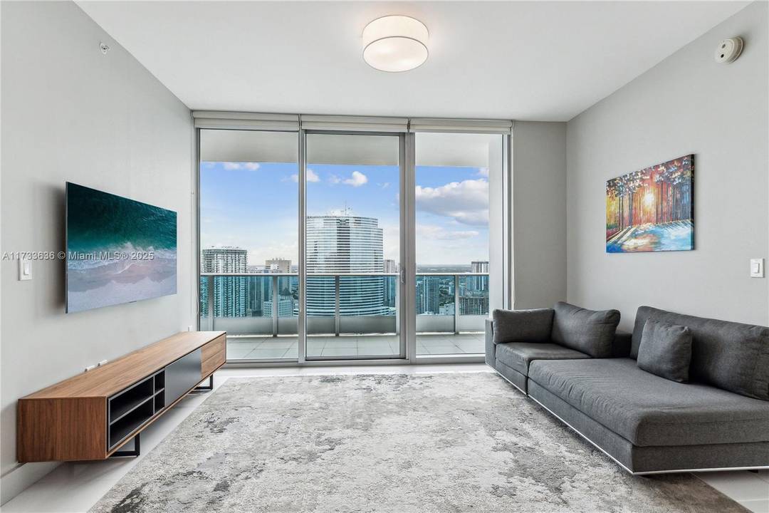 Epic Residences is a full service luxury building located in the Central Business District of Downtown Miami, walking distance to the heart of Brickell and 15 minutes to MIA.